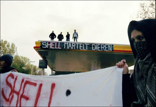 28-10-2001 Activisten in actie bij Shell
