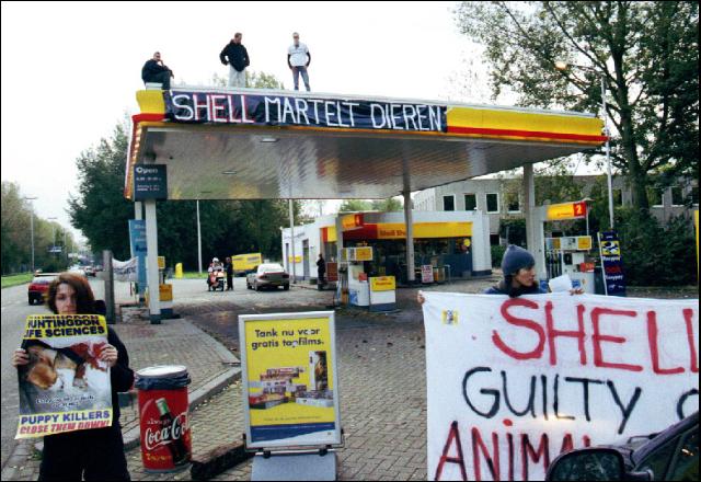 28-10-2001 Activisten in actie tegen Shell