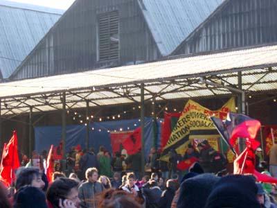 aankomst van de betoging aan tour & taxis, met muziek en meetings