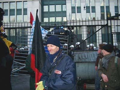 de politie houdt mensen gevangen op het domein van tour &#38