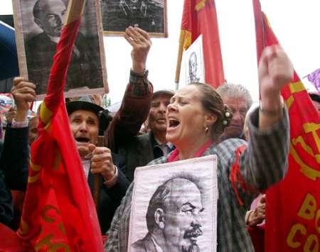 Ukrainians hold portraits of Bolshevik leader Lenin and wave red Communist flags