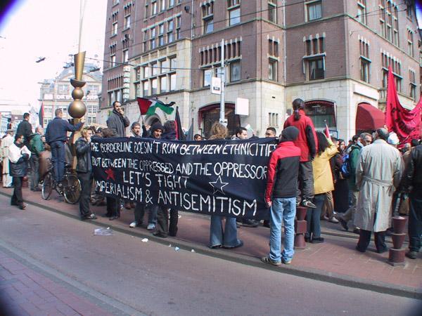 Spandoek op de Dam tijdens een demonstratie tegen de politiek van Israël