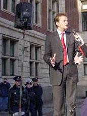 Tijdens de open dag laat overheidsvertegenwoordiger Wijn met zijn handen zien hoeveel de wereld verliest door zijn beleid