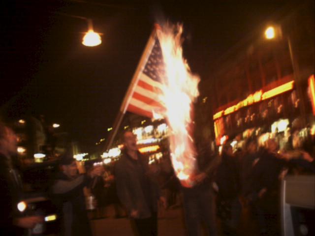 Een in vlammen opgaande Amerikaanse vlag..