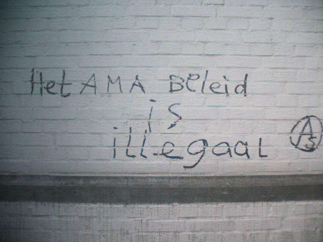 Op muur raadhuis: Het AMA-beleid is illegaal!
