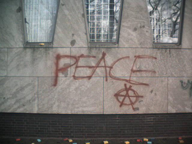 Bij Amerikaanse Ambassade: vredestekst PEACE!