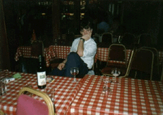 Hans Z. aan een tafel bij