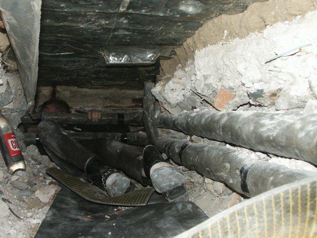 En persoon zit in een tunnel onder de grond (foto eerder gemaakt) 