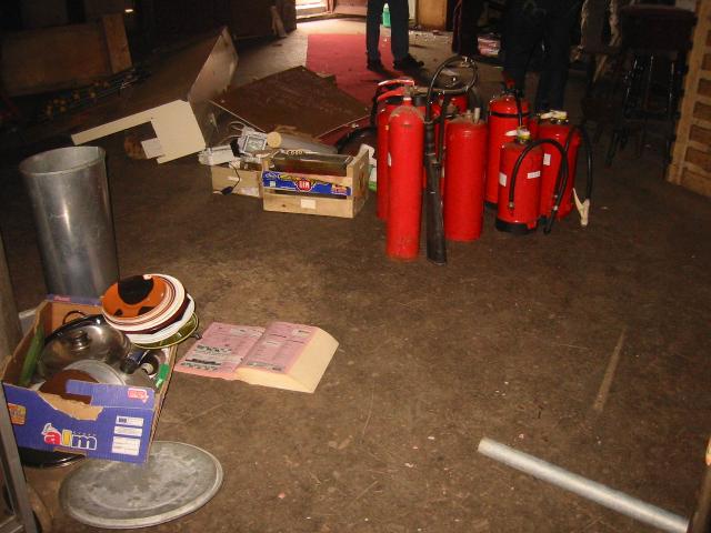 terwijl de brandblussers er nog staan...