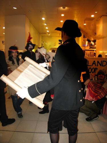 Bijenkorf Pizarro leest felicitaties voor