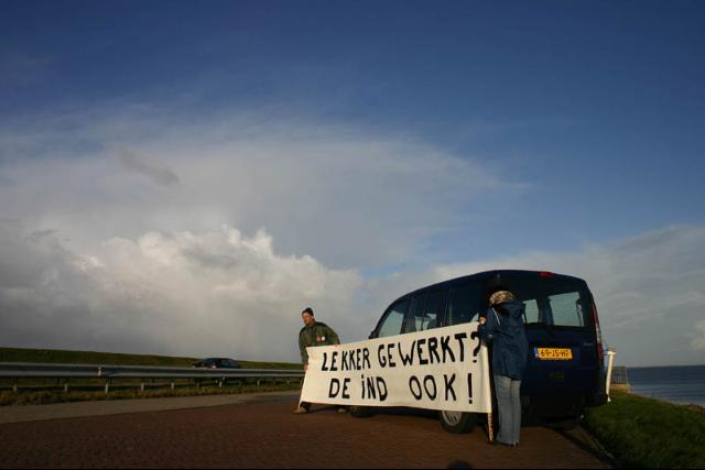 Automobilisten op de Afsluitdijk werden geconfronteerd met diverse boodschappen.