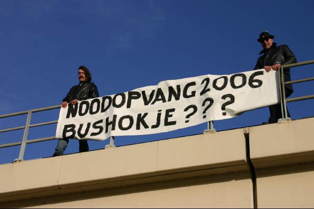 Deze demonstranten moesten van Rijkswaterstaat hun spandoek verwijderen.