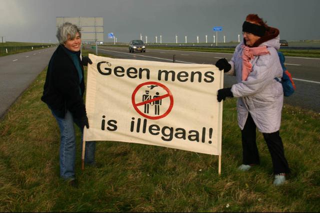 Friese demonstranten trotseerden stormachtige wind.