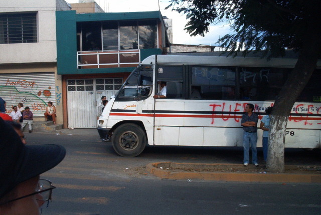Overgenomen bus brengt APPO leden achter naar hun barricades