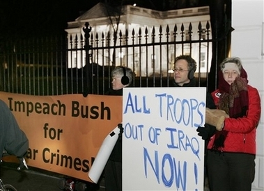 Anti-war protesters demonstrate in front of the White House