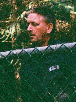 Detail van bovenstaande foto: nog een kampbewaker, knuppel in de aanslag
