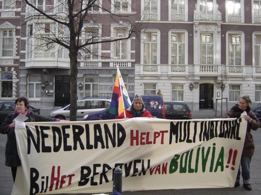 Nederland Helpt Multinational bij het beroven van Bolivia!!