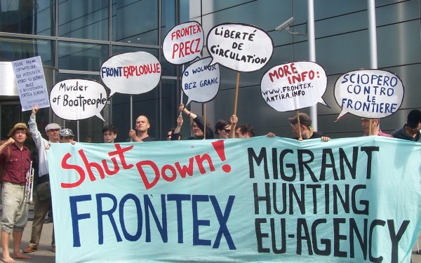 Beeld van demo voor Frontex hoofdkantoor