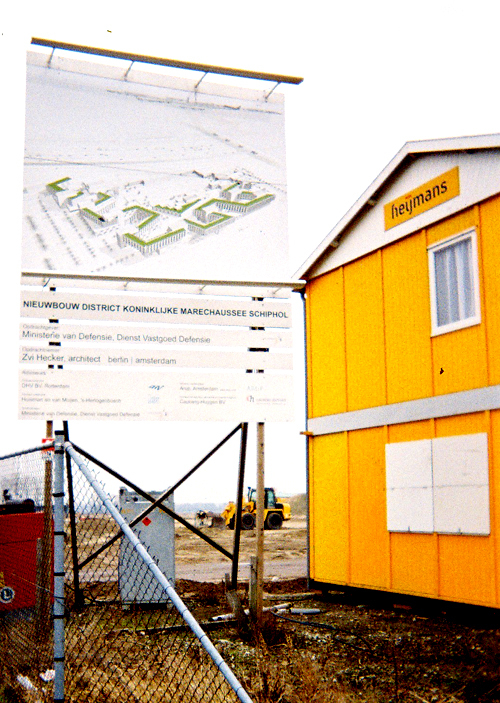 ..met links: nieuwbouw voor de marechaussee!!
