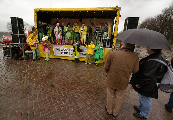 Manifestatie voor de toegangspoort. foto: Boyd Noorda