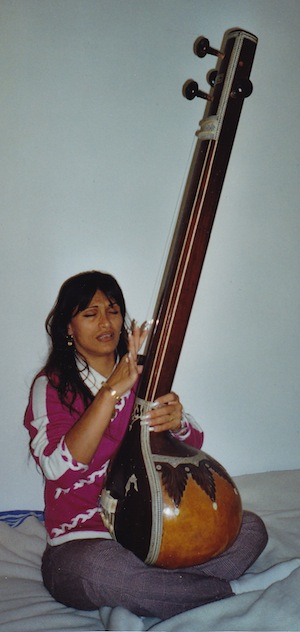 Zahra playing tanpura in Janes apartment. (Amsterdam, 2005)