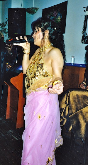 Zahra performing in a Persian caf on her 40th (Amsterdam, January 5th 2005)