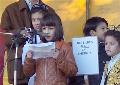 Afghaanse vluchtelingenkinderen demonstreren mee in Den Haag. Foto Boyd Noorda