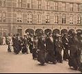 1913: demonstratie voor vrouwenkiesrecht, Binnenhof. Binnenkort weer kiezen?