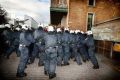 Oproerpolitie tracht ingesloten anarchistische demonstrant te arresteren
