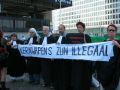 De in toga gehulde activisten bij het centraal station in Den Haag