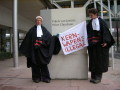 Op de stoep voor de rechtbank in Den Haag