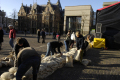 Actievoerders bouwen een dijk op het Plein in Den Haag. Foto: Michiel Wijnbergh