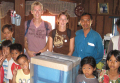 Peter van der Laan, Yvonne van Nooij en Chanthourn Thuy in het weeshuis