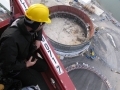 Greenpeace activisten in een van de bouwkranen boven de reactor in aanbouw