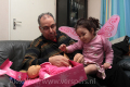 Abdul helpt zijn dochter met het uitpakken van haar laatste verjaardagscadeau