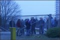 Krakers bewaken zaterdagavond het toegangshek van Grebbedijk 17 in Wageningen