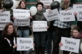 Activisten met namen van orka's gestorven in gevangenschap voor het Dolfinarium