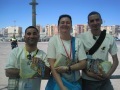Vrijwilligers delen folders over de berberaap uit aan toeristen. Foto: Depana