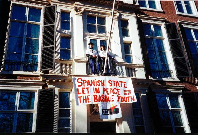 activisten op het balkon van de ambassade