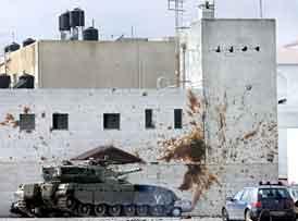 Israeli tanks shell Arafat´s compound.