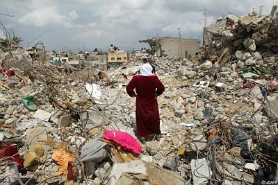 ANP-foto: Een Palestijnse vrouw bekijkt zaterdag de verwoesting 