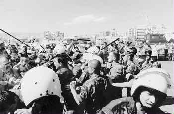 Raid of the Special Forces of the Port Police and the Navy against the strikers.