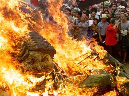 Verbrandde effigie van Filippijnse president Arroyo.