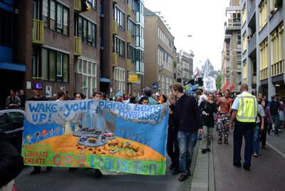 meer foto's op http://www.aseed.net/un-corporated/a31-action-adam-pictures.h
