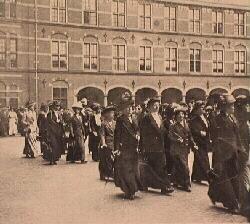 1913: demonstratie voor vrouwenkiesrecht, Binnenhof. Binnenkort weer kiezen?