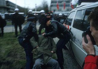 Nov 2000: hele demo opgepakt in Den Haag. Foto: Simon Wheatley