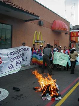 Vrouwen tegen Mac Donal's (Quito 30-10-02 