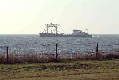 foto van illegaal vissende kokkelboot te zuiden van Vlieland