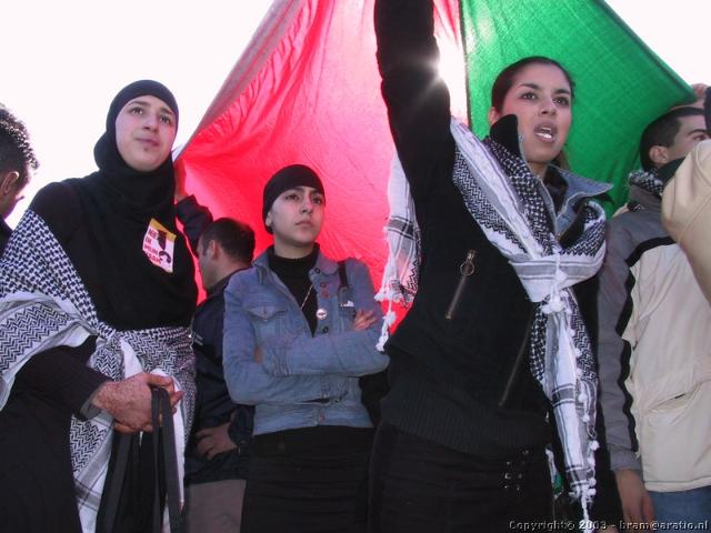 Moslima's op het museumplein onder de palestijnse vlag