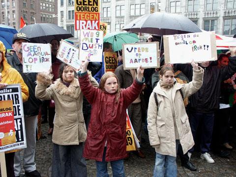 Demonstratie Amsterdam tegen oorlog Irak; zonder deelname van Wouter Bos